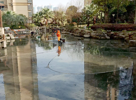 罗城景观池淤泥清理