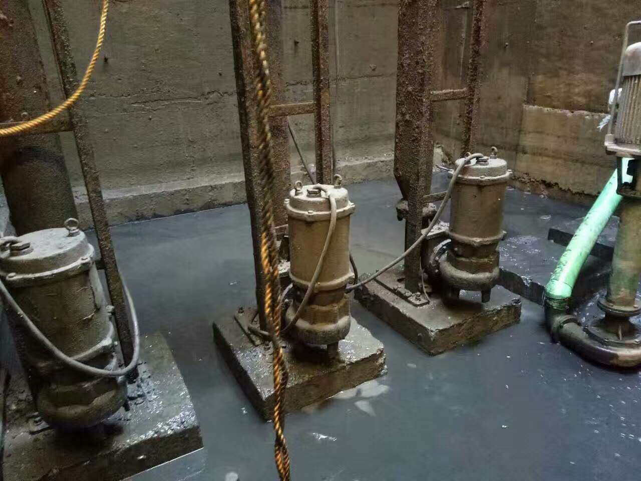 罗城污水池清理