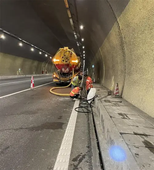 罗城隧道排水渠清淤